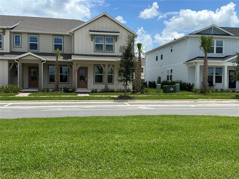 Exterior details and patio area of a home in , Winter Garden (Image 2).