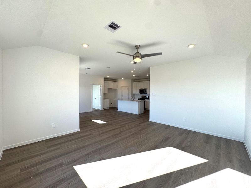 Spacious, unfurnished interior of a new home in Sunterra Lakes, Katy (Image 4).
