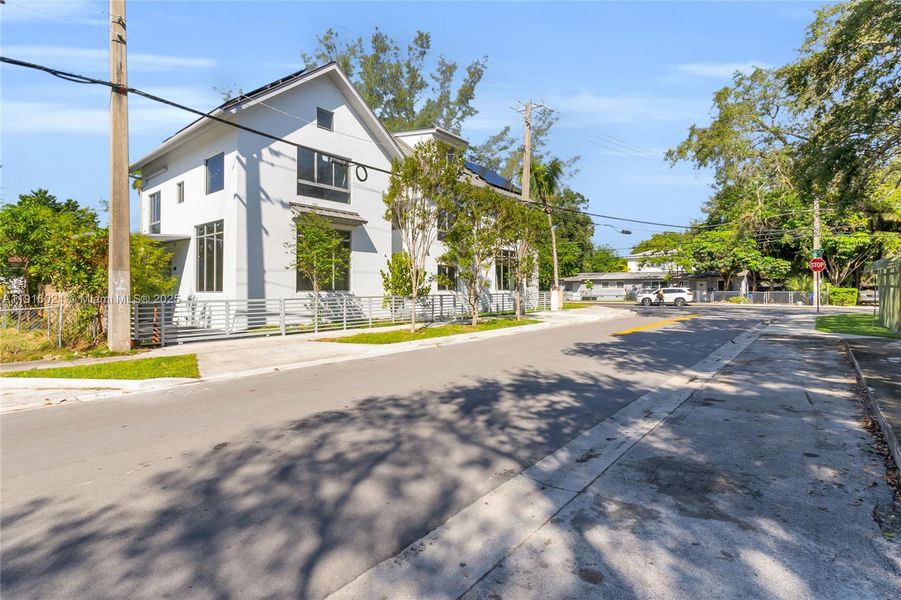 Exterior details and patio area of a home in , Miami (Image 24).