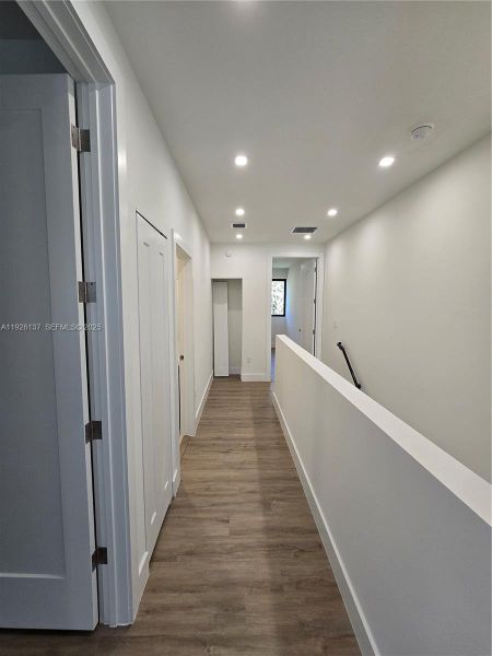 Spacious, unfurnished interior of a new home in , Dania Beach (Image 9).