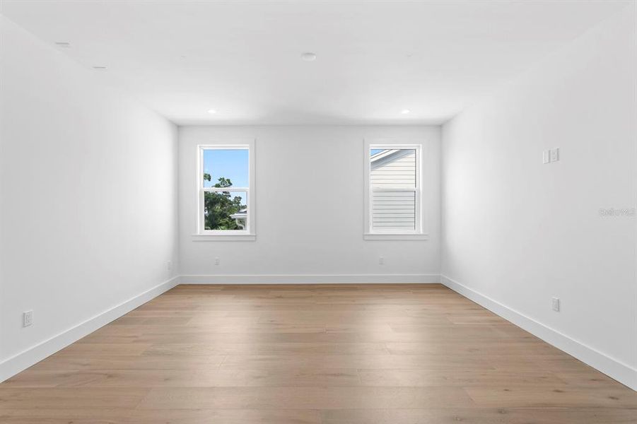 Spacious, unfurnished interior of a new home in , Tampa (Image 28).