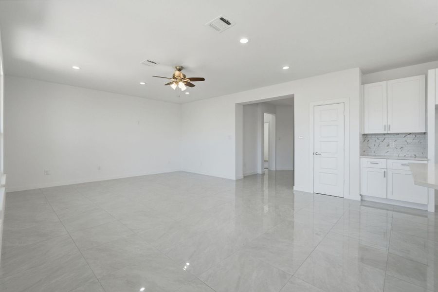 Spacious, unfurnished interior of a new home in , Conroe (Image 33).