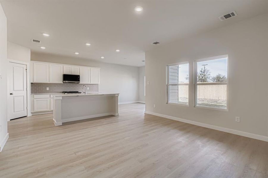 Spacious, unfurnished interior of a new home in MiraVerde, Crowley (Image 24).