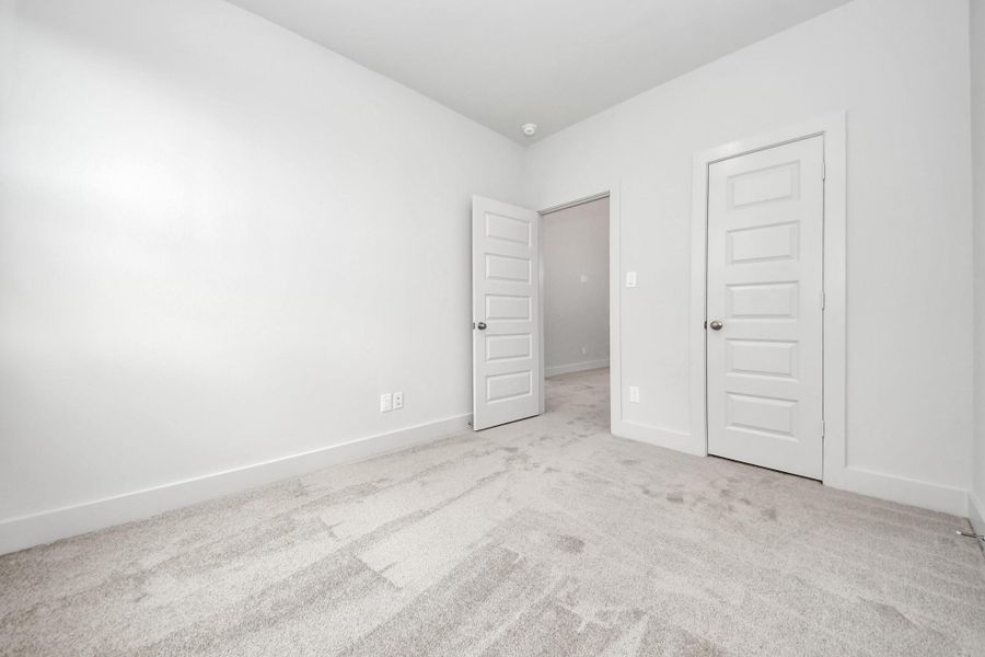Spacious, unfurnished interior of a new home in Alicante, Houston (Image 34).