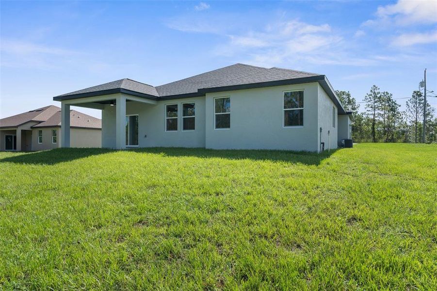 Exterior details and patio area of a home in , Weeki Wachee (Image 3).