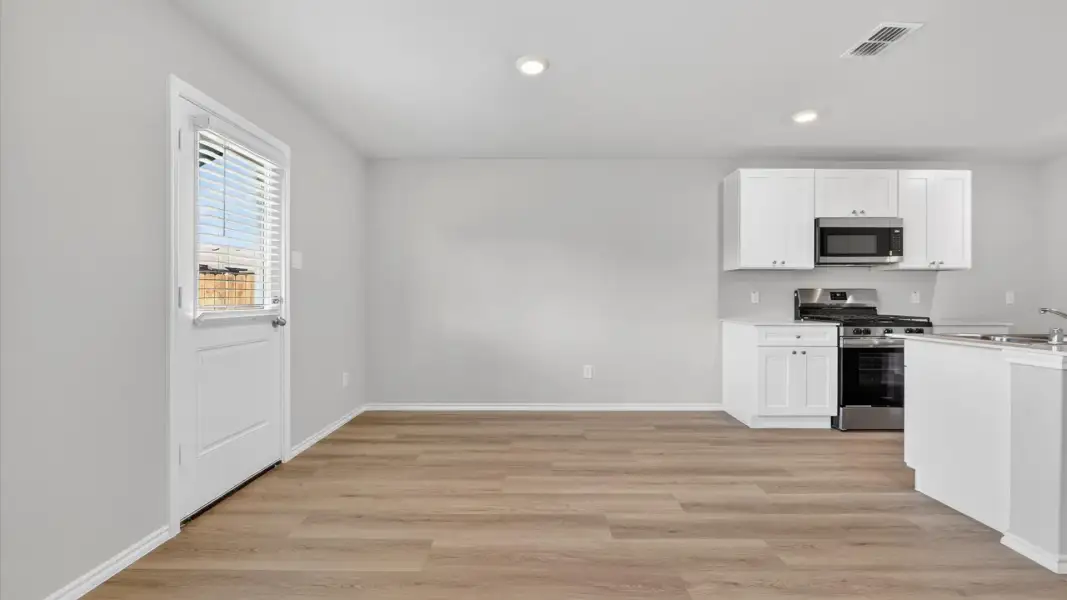 Spacious, unfurnished interior of a new home in Monarch at the Meadows, Ponder (Image 10).