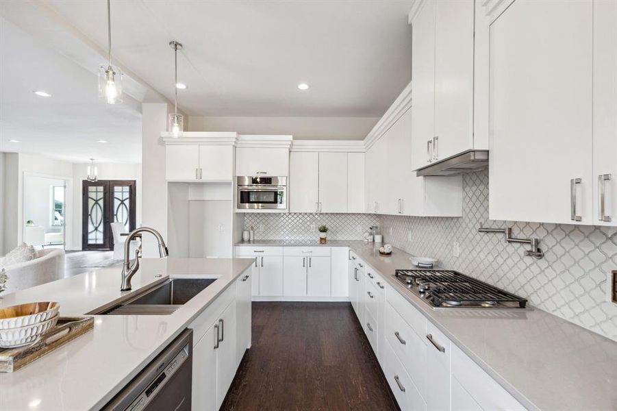 Gas cooktop with pot filler.