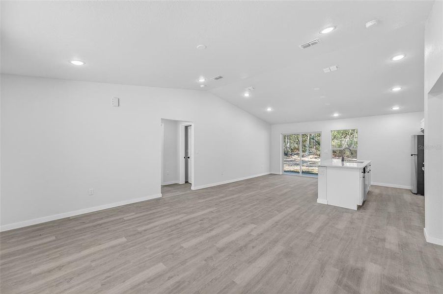 Spacious, unfurnished interior of a new home in , Ocklawaha (Image 14).