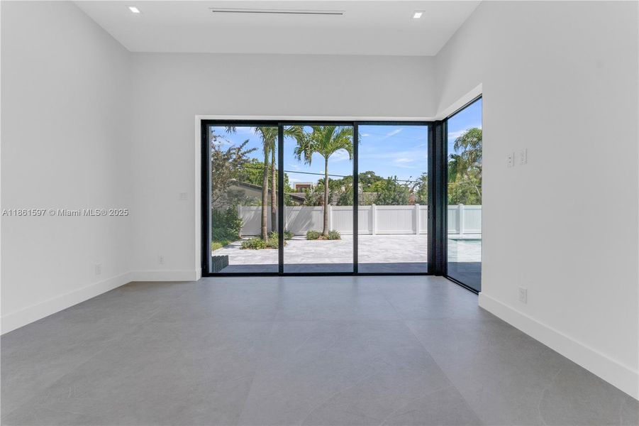 Spacious, unfurnished interior of a new home in , Pompano Beach (Image 25).