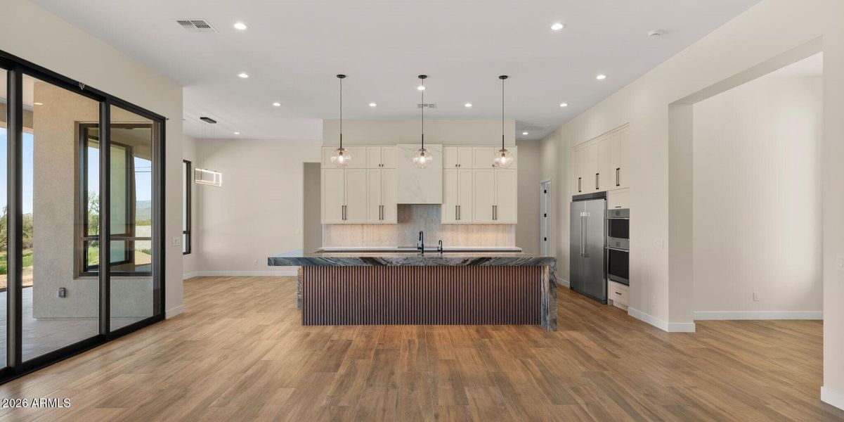 Modern Kitchen w Island
