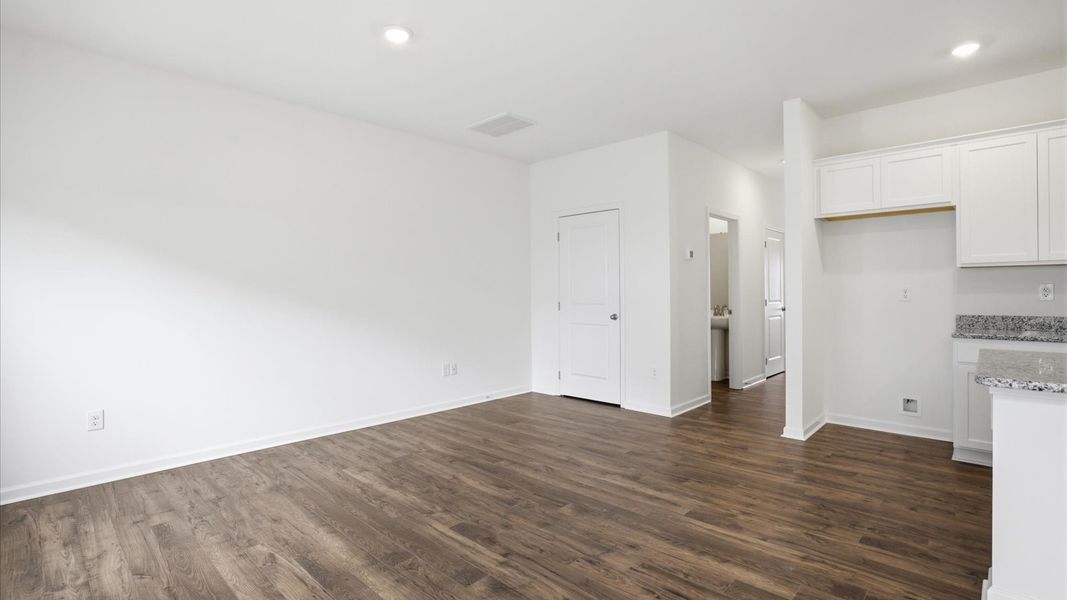 Spacious, unfurnished interior of a new home in Cherokee Crossing, Kodak (Image 14).