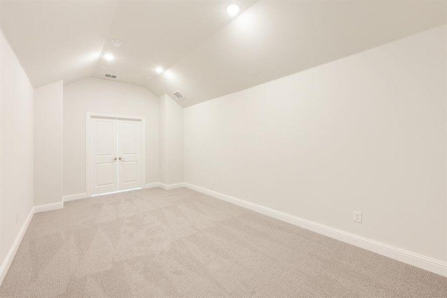 Spacious, unfurnished interior of a new home in Triple Diamond Ranch, Mansfield (Image 20).