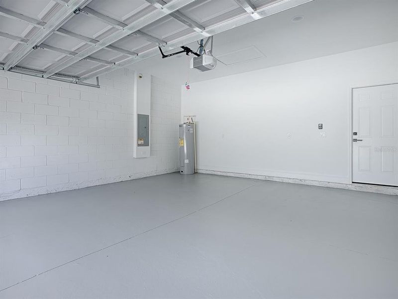 Spacious, unfurnished interior of a new home in , Ocala (Image 12).