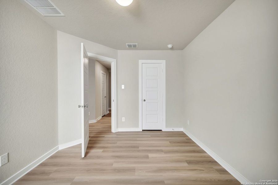 Spacious, unfurnished interior of a new home in Winding Brook, San Antonio (Image 31).
