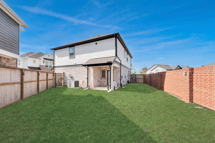 Exterior details and patio area of a home in Sienna, Missouri City (Image 4).