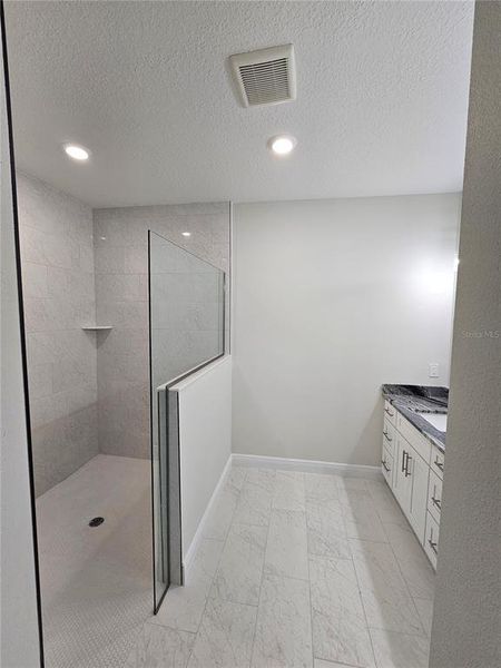 Spacious, unfurnished interior of a new home in , Pinellas Park (Image 4).