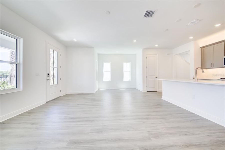 Spacious, unfurnished interior of a new home in Bungalow Walk at Lakewood Ranch, Sarasota (Image 31).