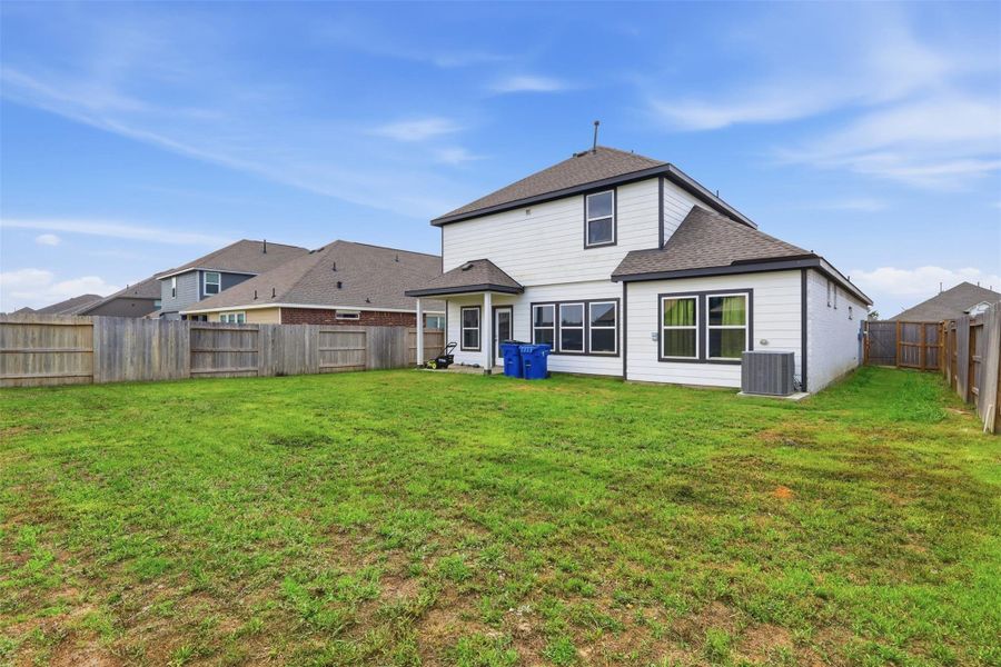 Exterior details and patio area of a home in Oakwood Estates, Waller (Image 4).