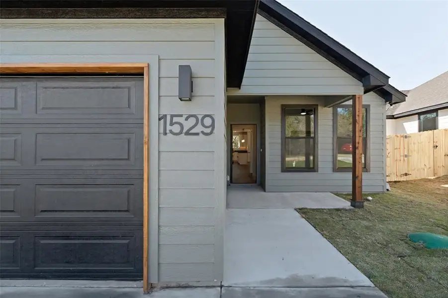 Exterior details and patio area of a home in , Granbury (Image 4).