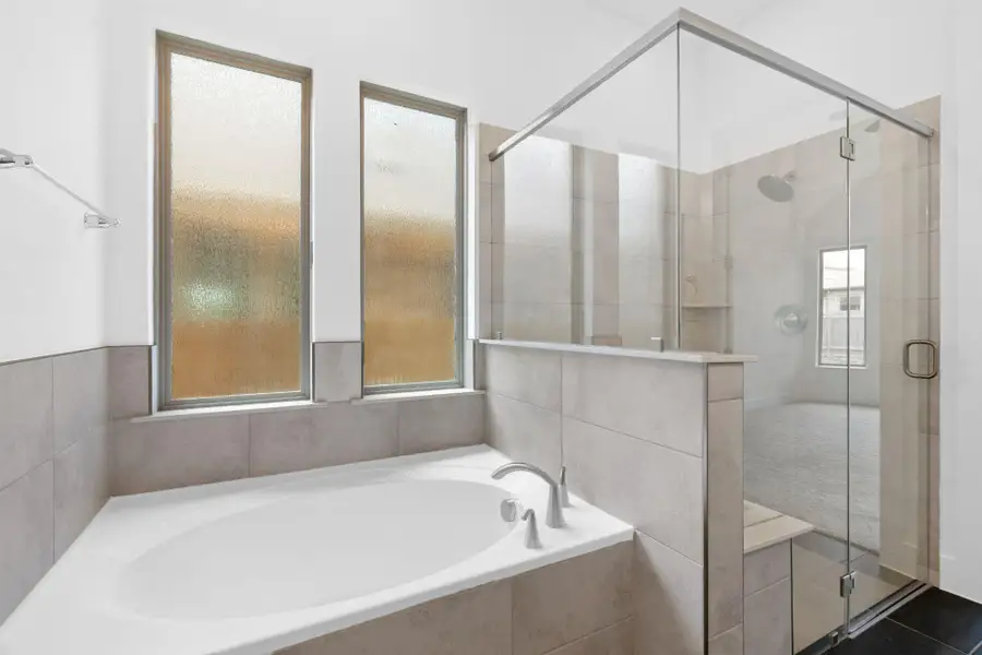 Walk-in shower & Garden Tub in Primary Bath Walk-in shower & Garden Tub in Primary Bath