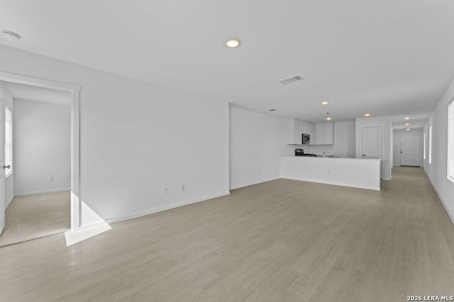 Spacious, unfurnished interior of a new home in Espada, San Antonio (Image 11).