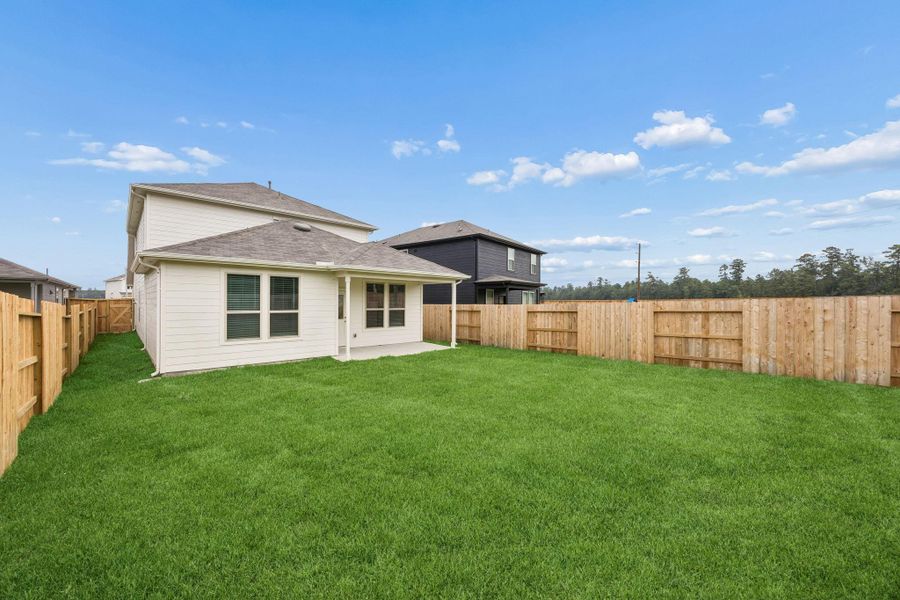 Exterior details and patio area of a home in Mavera, Conroe (Image 20).