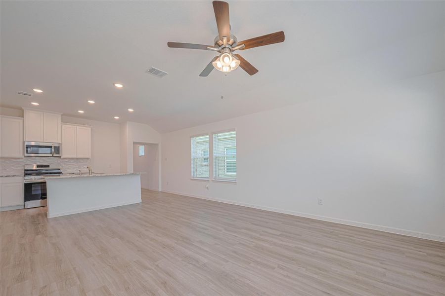 Spacious, unfurnished interior of a new home in Sunterra, Katy (Image 31).
