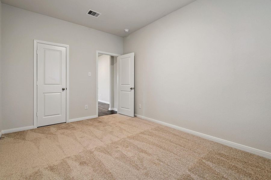 Spacious, unfurnished interior of a new home in Sweetwater Ridge, Conroe (Image 20).