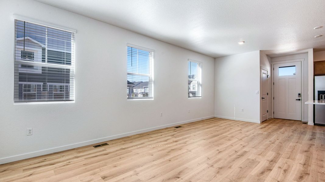 Spacious, unfurnished interior of a new home in Horizon Uptown, Aurora (Image 20).