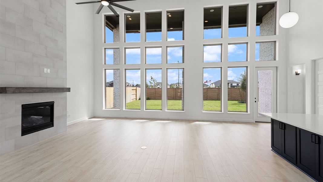 Spacious, unfurnished interior of a new home in Lakes of Cane Island, Katy (Image 10).