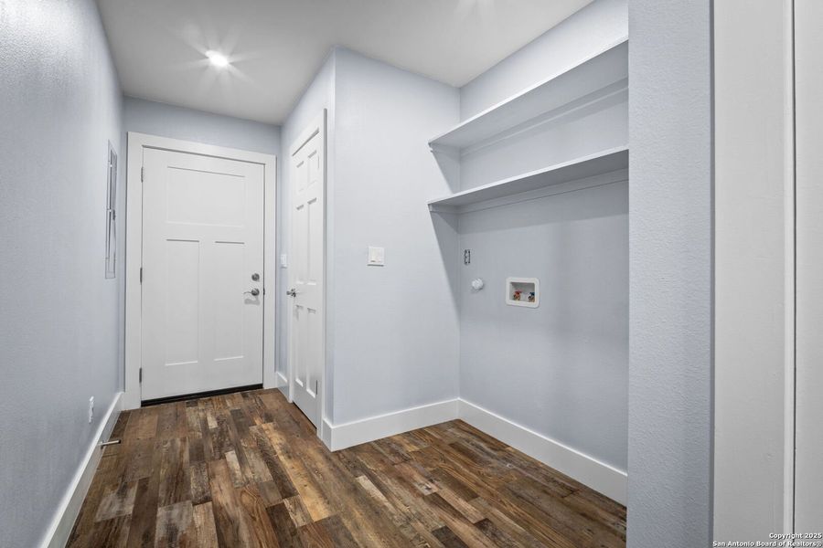 Spacious, unfurnished interior of a new home in , Bandera (Image 30).