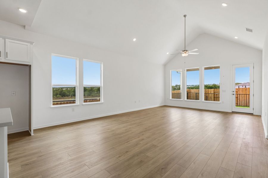 Spacious, unfurnished interior of a new home in Silverleaf, Cedar Creek (Image 22).