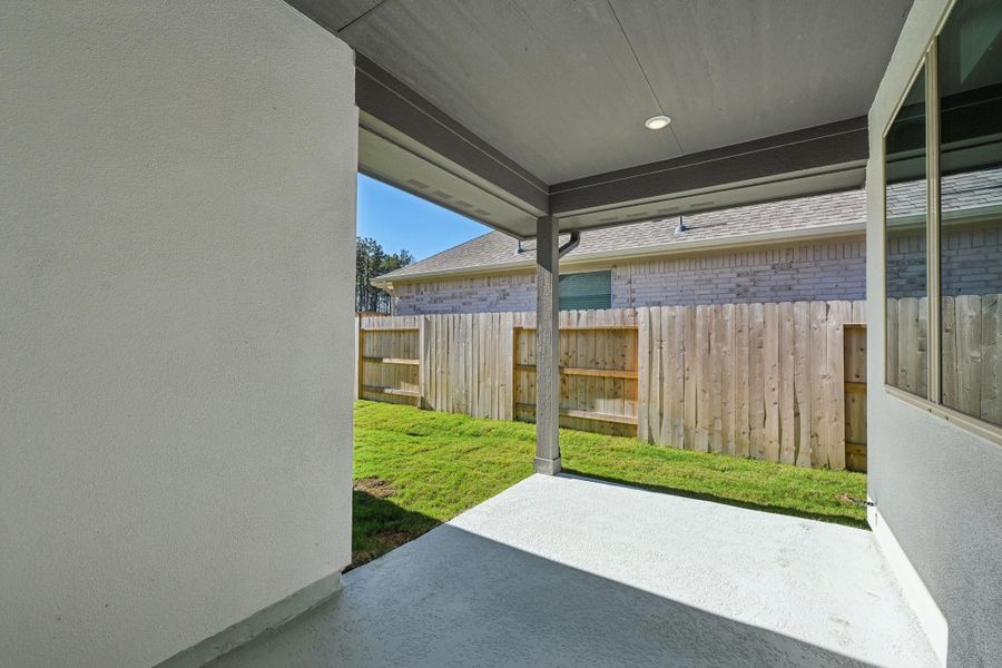 Exterior details and patio area of a home in Evergreen 40', Conroe (Image 29).
