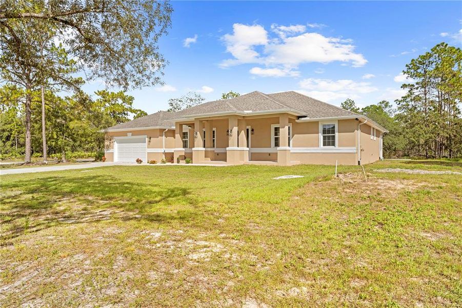 Exterior details and patio area of a home in , Weeki Wachee (Image 3).
