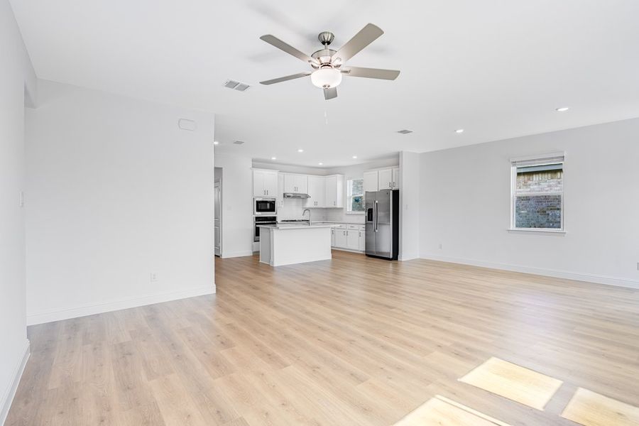 Spacious, unfurnished interior of a new home in Madero 50s, Fort Worth (Image 27). Spacious, unfurnished interior of a new home in Madero 50s, Fort Worth (Image 27).