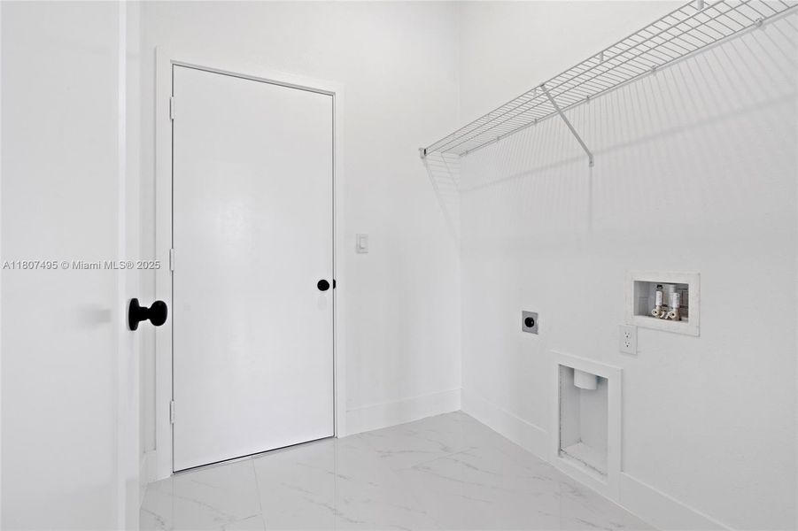 Spacious, unfurnished interior of a new home in , Lehigh Acres (Image 7).