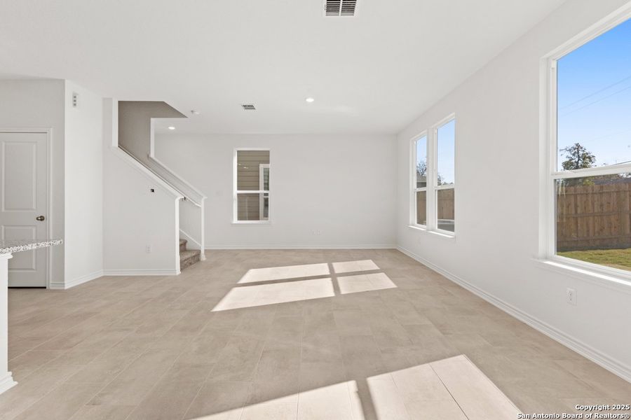 Spacious, unfurnished interior of a new home in Spanish Trails Villas, San Antonio (Image 10).