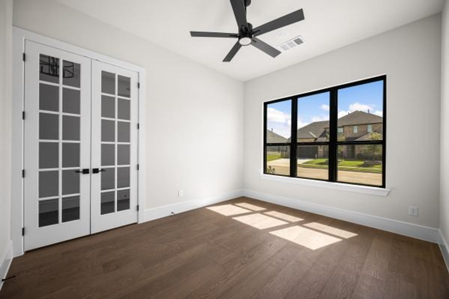 Spacious, unfurnished interior of a new home in Heath Golf and Yacht Club, Heath (Image 30).