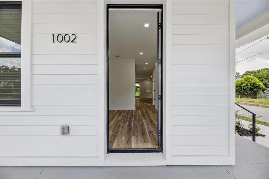 Exterior details and patio area of a home in , Tampa (Image 1).