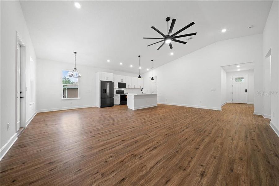 Spacious, unfurnished interior of a new home in , Weeki Wachee (Image 57).