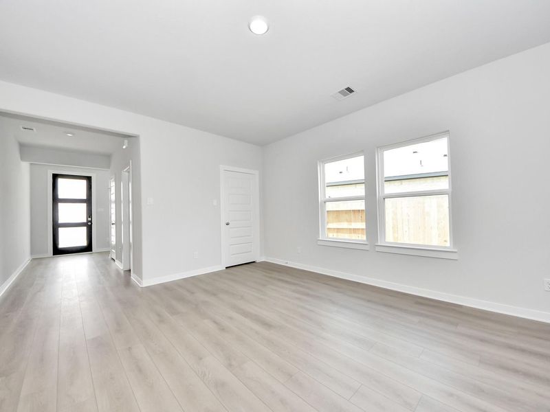 Spacious, unfurnished interior of a new home in Sunterra, Katy (Image 14).