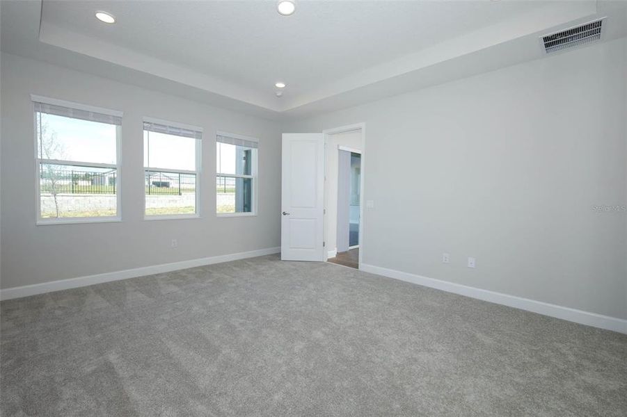 Spacious, unfurnished interior of a new home in Wolf Lake Ranch, Apopka (Image 24).