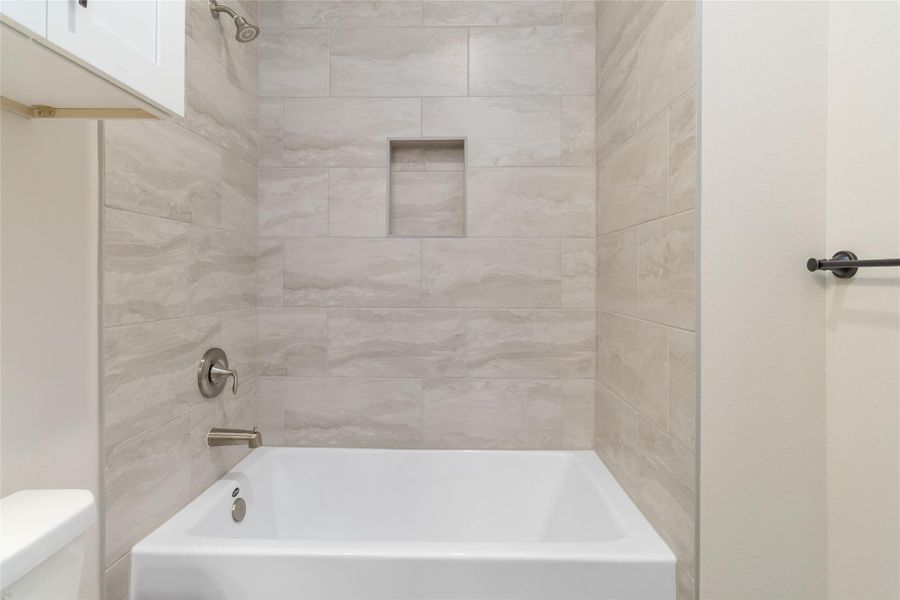 Second full bathroom w/ shower/tub combo