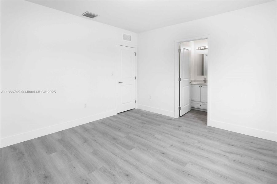 Spacious, unfurnished interior of a new home in , Miami (Image 25).