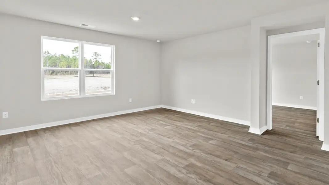 Spacious, unfurnished interior of a new home in Vineyard Trail, Jacksonville (Image 11).