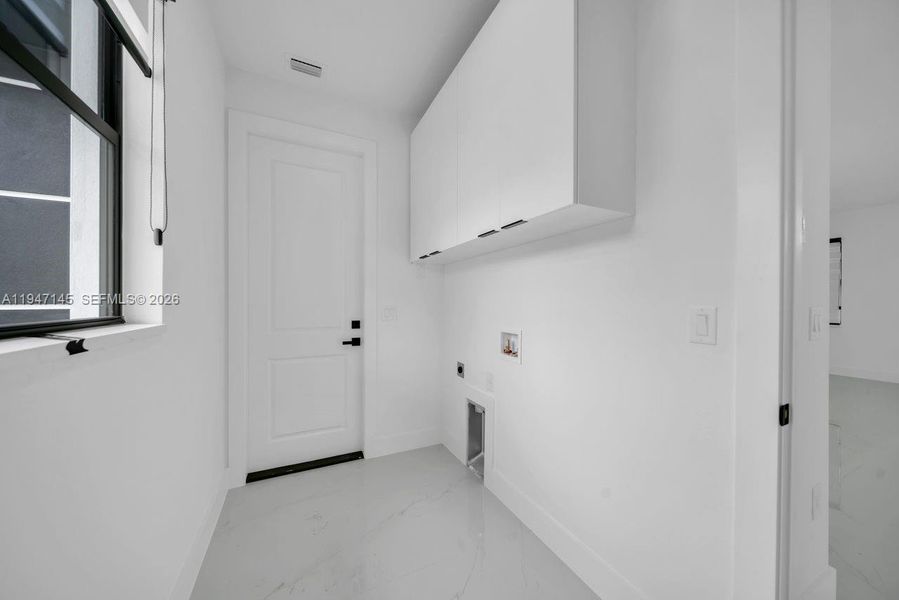 Spacious, unfurnished interior of a new home in , Lehigh Acres (Image 28).