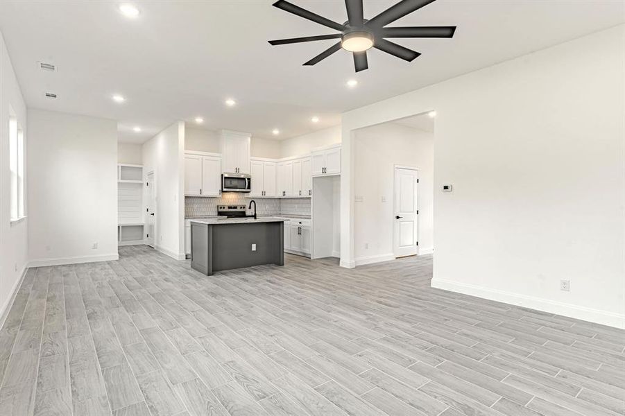 Spacious, unfurnished interior of a new home in , Granbury (Image 15). Spacious, unfurnished interior of a new home in , Granbury (Image 15).