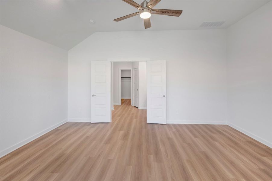 Spacious, unfurnished interior of a new home in Lone Star Landing, Montgomery (Image 21).