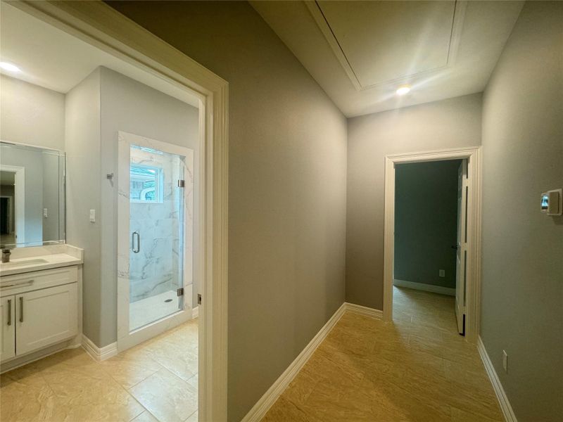 Hall bathroom for the 2 bedrooms