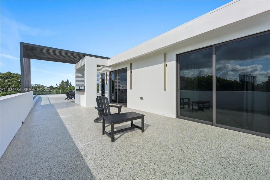 Exterior details and patio area of a home in , Fort Lauderdale (Image 19).